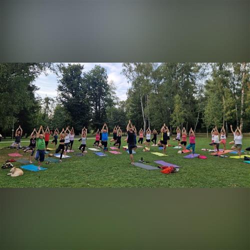 Jóga v parku (pod kupolou)